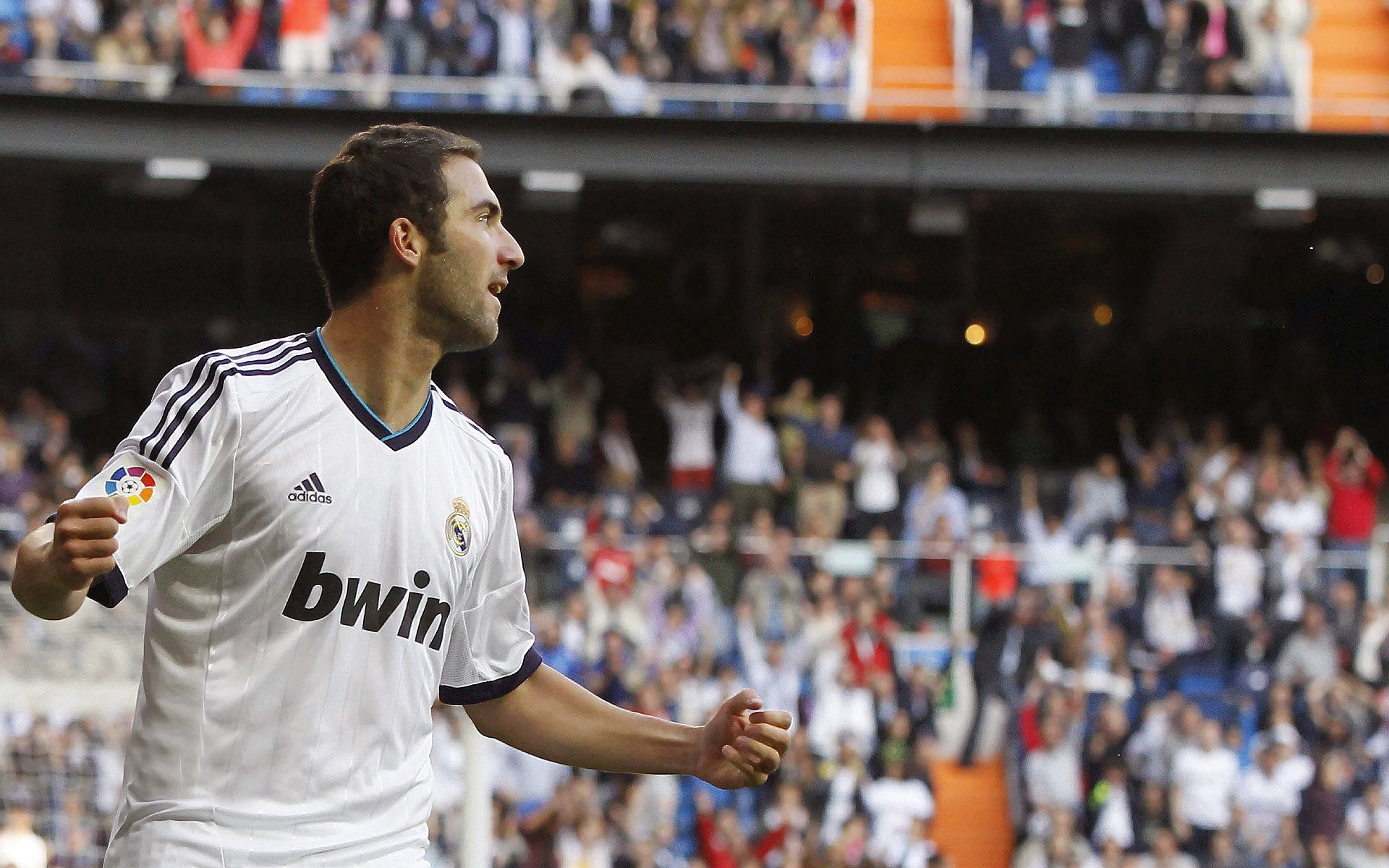 C罗意外战胜TES，领先优势明显引爆全场！引发球迷热议